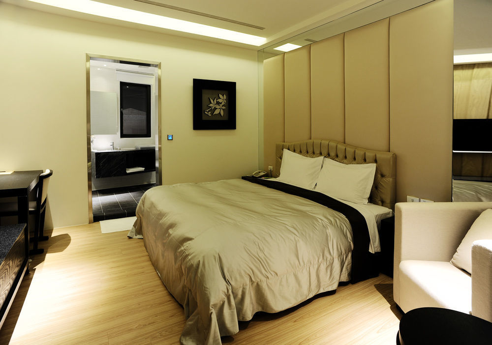 Motel Stars Тайчжун Экстерьер фото